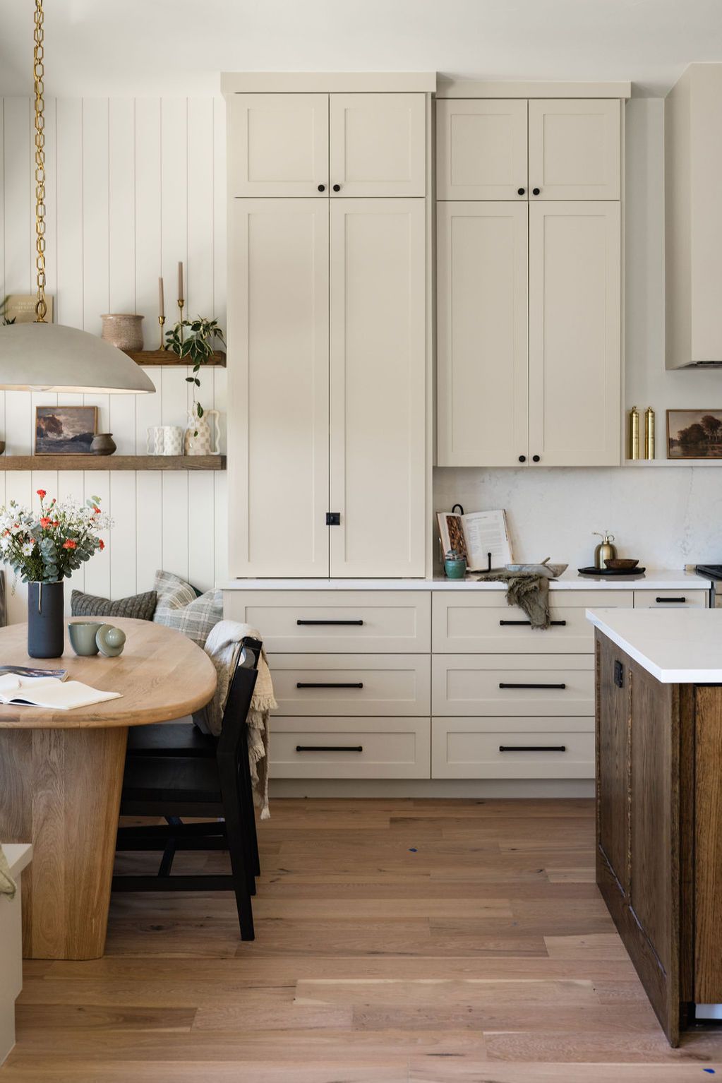 creamy accessible beige cabinets by OAK HAVEN interior design